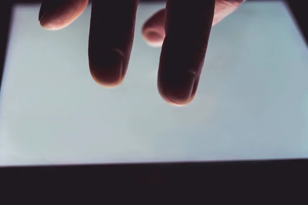 Κοντινό Πλάνο Του Χέρι Χρησιμοποιώντας Την Οθόνη Αφής Της Ψηφιακή — Φωτογραφία Αρχείου