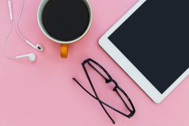 Kahve fincanı pembe renk arka plan en az Office ile beyaz tablet bilgisayar