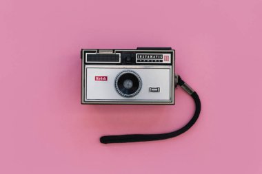 Londra - 28 Ocak 2019: Gümüş metal Kodak sohbet yan Retro Film Kamera pembe bir arka plan üzerinde
