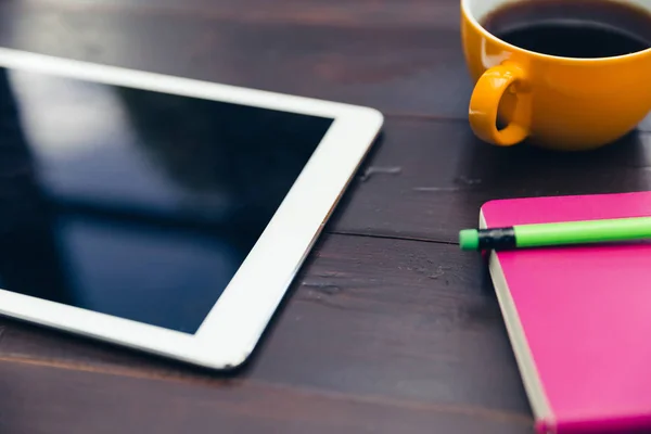 Tablet Computer Bianco Con Tazza Caffè Sul Tavolo Ufficio Legno — Foto Stock