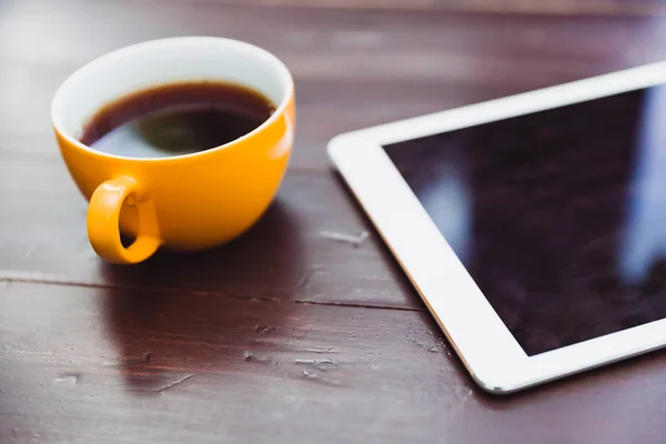 Kahve Fincanı Ahşap Ofis Resepsiyon Masasında Beyaz Tablet Bilgisayarınızla — Stok fotoğraf