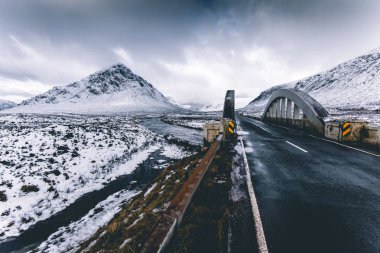 Açın yolu kış kar Glencoe İskoçya'da dağ manzarası