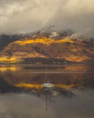 Loch Leven yansımaları manzara su Glencoe İskoçya'da