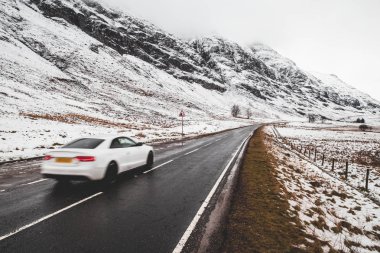 Açık yol kış sürüş araba kar Glencoe İskoçya'da dağ manzarası