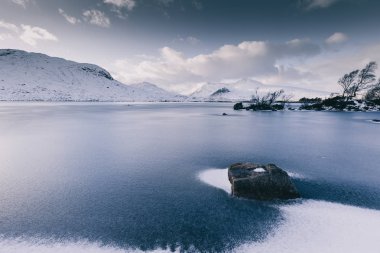 Donmuş Rannoch Moor kış kar manzara Glencoe İskoçya'da
