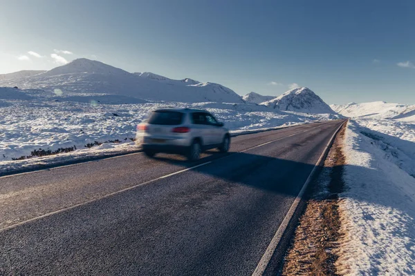 Conducción Coches Carretera Abierta Invierno Nieve Montaña Paisaje Glencoe Escocia — Foto de Stock