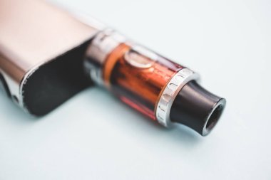 Vape kalem metal elektronik sigara vaping mavi arka plan ile