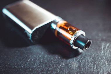 Vape kalem metal elektronik sigarayla vaping koyu arka plan