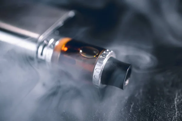 Vape Pen Metall Elektronische Zigarette Mit Dampfendem Rauch Wolke Dunklen — Stockfoto