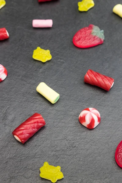 お菓子お菓子抽象的な最小限の食べ物暗い背景トップ ビュー — ストック写真