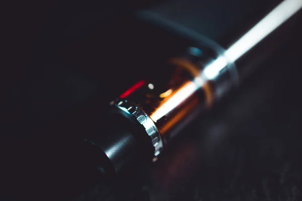 Vape Caneta Metal Cigarro Eletrônico Com Fundo Escuro Vaping — Fotografia de Stock