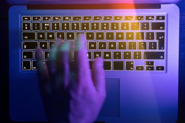 Dizüstü bilgisayar klavye gece online siber suç hacker kavramı, yazarak adam