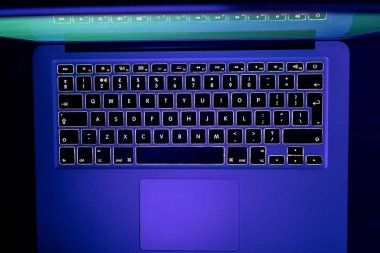 Dizüstü bilgisayar klavye gece ışıkları ana sayfa görünümü