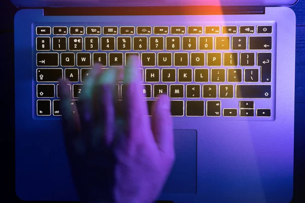 Чоловік Який Друкує Клавіатурі Ноутбука Вночі Онлайн Концепція Хакерської Злочинності — стокове фото