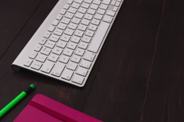 Ahşap masa ev ofis bilgisayar klavyesi