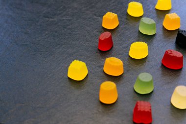 Koyu arka plan soyut minimal gıda üst görünümünde Şeker tatlılar