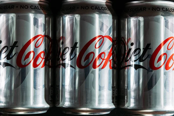 Londen-05 juni, 2019: Diet Coke soda blikjes op donkere achtergrond — Stockfoto