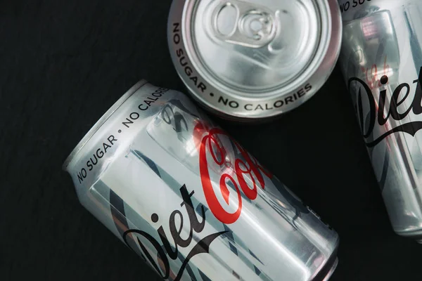 Londen-05 juni, 2019: Diet Coke soda blikjes op donkere achtergrond — Stockfoto