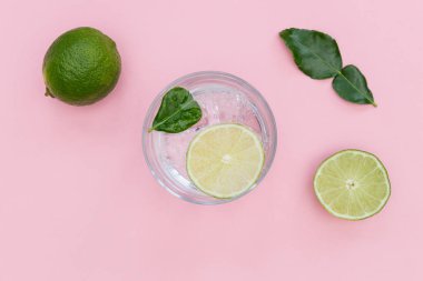 Yaz pembe arka planda cam cin tonik kokteyl içeceği