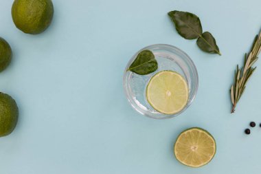 Yaz mavisi arka planda cam cin tonik kokteyl içeceği