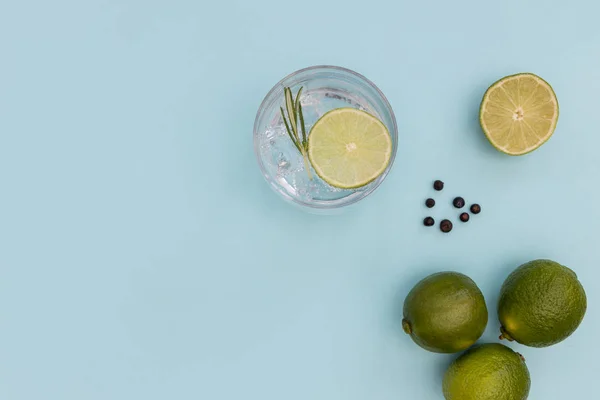 Yaz mavisi arka planda cam cin tonik kokteyl içeceği — Stok fotoğraf