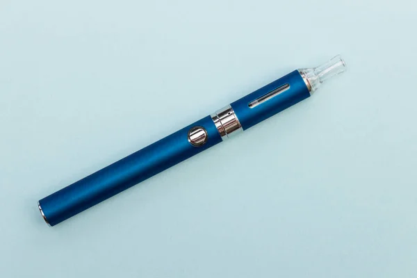 Vape penna metallo sigaretta elettronica con vaping sfondo blu — Foto Stock