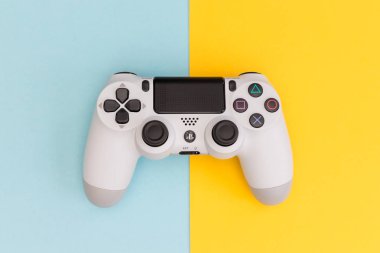 Londra - 06 Eylül 2019: Video oyunları Playstation beyaz gamin