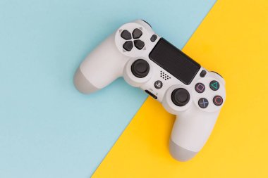 Londra - 06 Eylül 2019: Video oyunları Playstation beyaz gamin