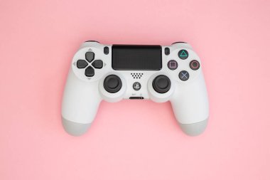 Londra - 06 Eylül 2019: Video oyunları Playstation beyaz gamin