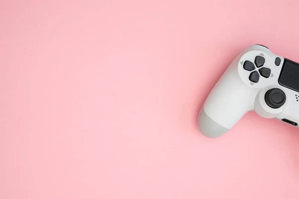 Gry wideo biały kontroler gier izolowane na różowy kolor ciemny — Zdjęcie stockowe