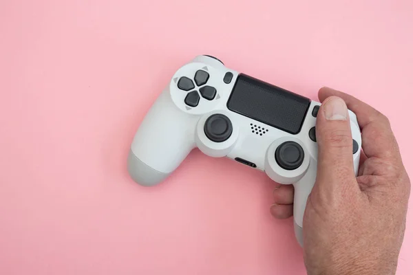 Gry wideo człowiek gra biały kontroler gier w ręce izolować — Zdjęcie stockowe