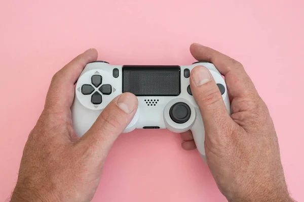 Video games man spelen witte gaming controller in handen isoleren — Stockfoto