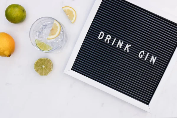 Gin tonic cocktail drink in vetro con lettere di parole di messaggio su w — Foto Stock