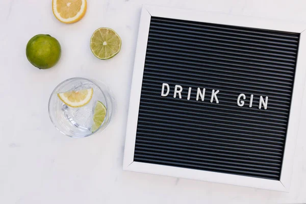 Bebida de cóctel gin tonic en vaso con letras de mensaje en w — Foto de Stock