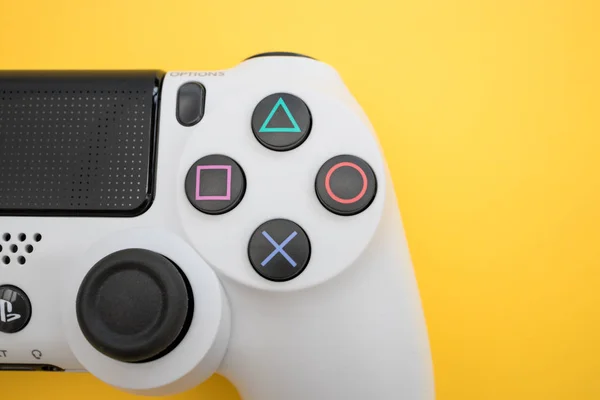 ЛОНДОН - 06 сентября 2019 года: Игры PlayStation white gamin Стоковая Картинка