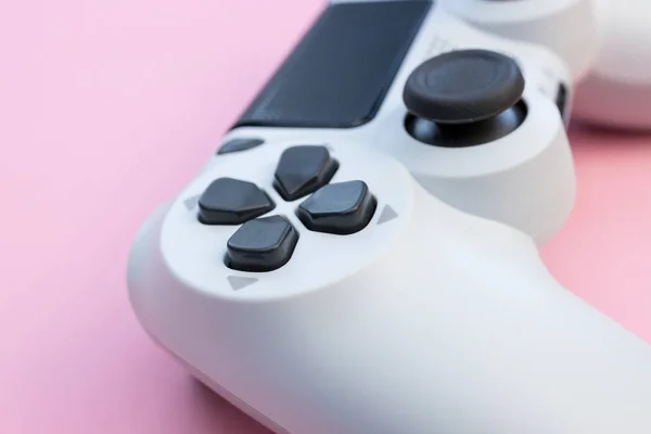 Controlador de jogos de vídeo branco isolado na cor rosa backg — Fotografia de Stock