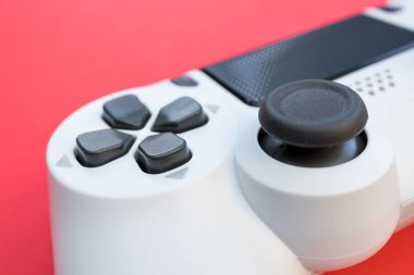 Video oyunları beyaz oyun denetleyicisi kırmızı renk backgr izole