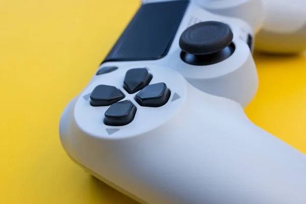 Gry wideo biały kontroler gier na białym tle na żółtym kolorze BAC — Zdjęcie stockowe
