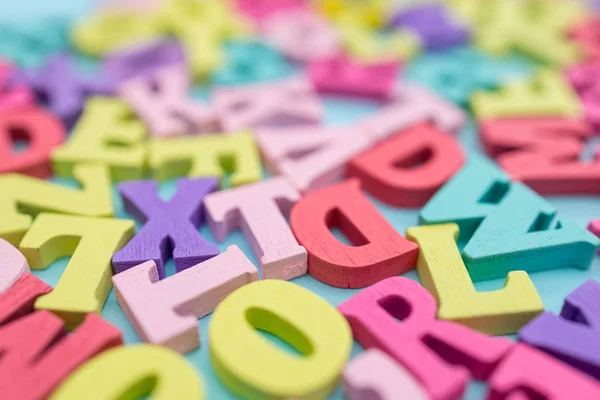 Alfabet houten letters abstract op kleur achtergrond — Stockfoto