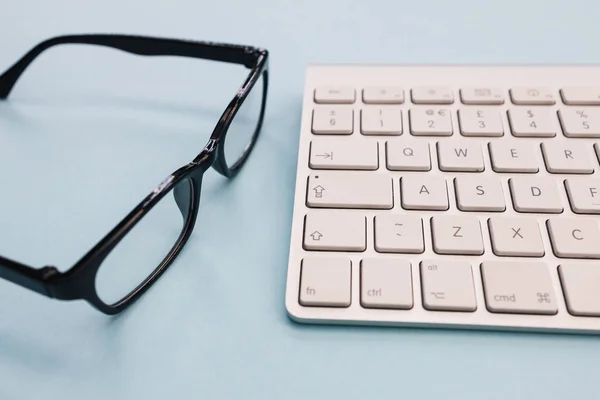Πληκτρολόγιο υπολογιστή γυαλιά ελάχιστο σπίτι φωτεινό μπλε χρώμα — Φωτογραφία Αρχείου
