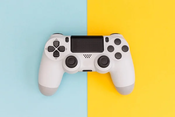 Игры белый игровой контроллер изолирован на желтый синий коло — стоковое фото