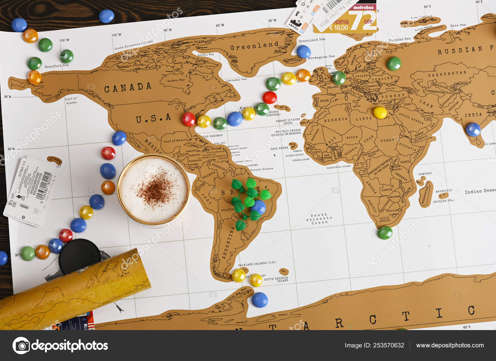 旅行の概念のフラット レイアウト設計 世界地図背景に旅行者オブジェクト ストック写真 C Glenkar