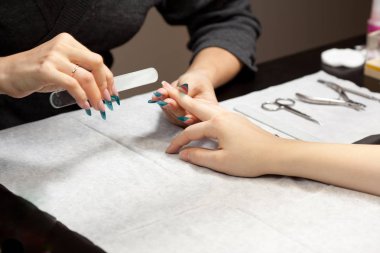 Tırnak törpüsü ile kadının el