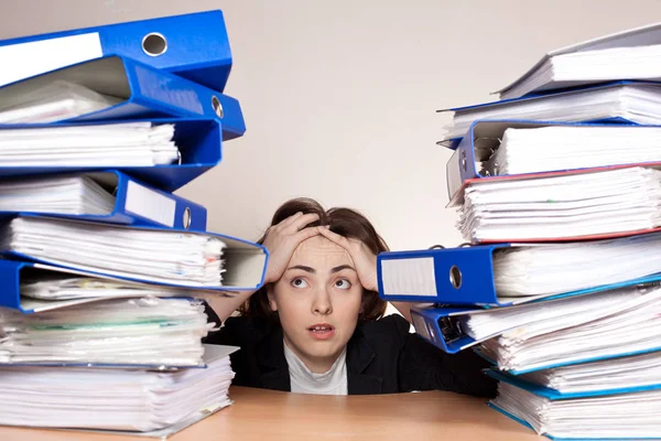 Gestresste Geschäftsfrau Mit Vielen Ordnern Auf Dem Tisch Büro — Stockfoto