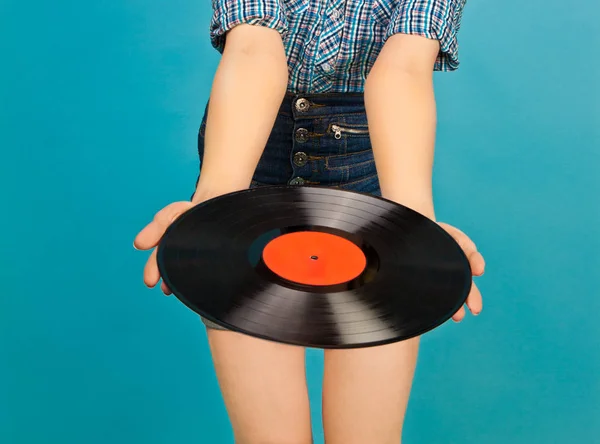 复古的黑胶唱片在蓝色背景上的女人的图片 — 图库照片