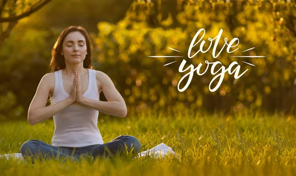 Vrouw Doet Yoga Bij Park Love Yoga Concept — Stockfoto