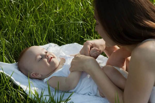 Mujer Feliz Con Bebé Adorable Tirado Hierba Feliz Hermosa Familia — Foto de Stock