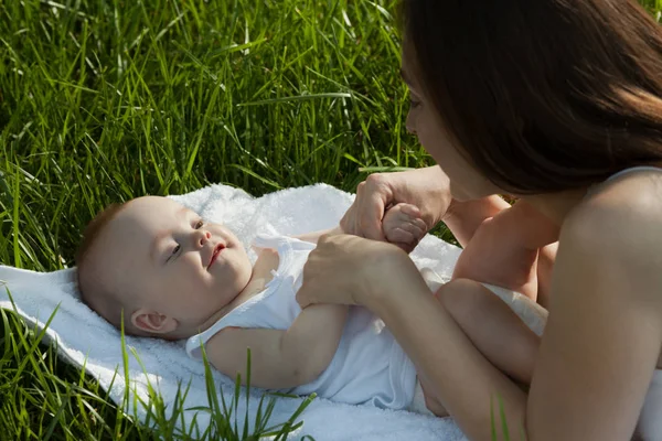 Happy Woman Adorable Baby Lying Grass Happy Beautiful Family — Stock Photo, Image