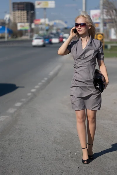 女商人到街上走路和说话到手机 — 图库照片