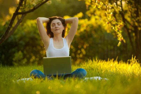 Vrouw Mediteren Lotus Houding Het Prachtige Park Met Laptop Stockfoto